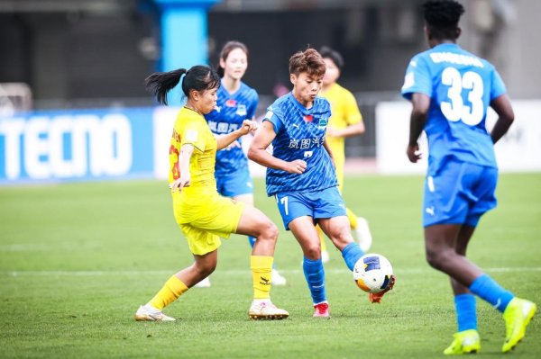王爽和宋段为武汉车谷江女子足球队进球，以2比0晋级亚冠决赛