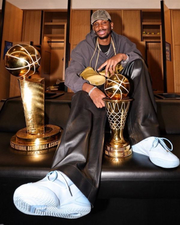 🤔NBA官方晒SGA与总第一名  &F最有价值球员奖杯合照：他会怎么配文呢？
