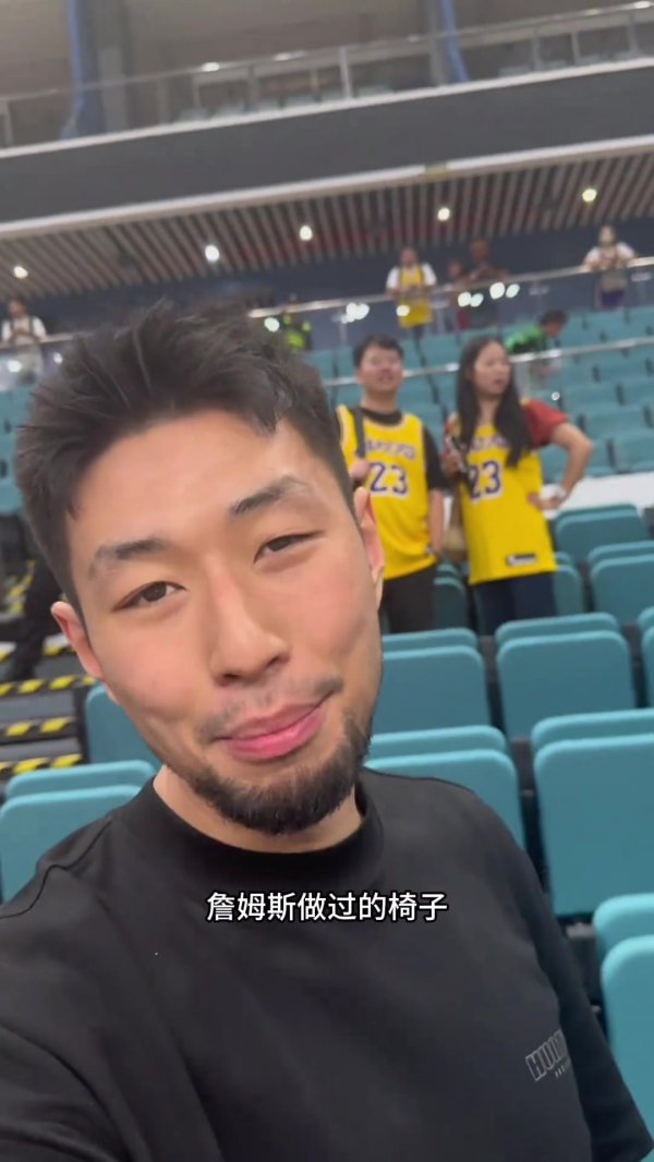 詹姆斯活动结束后 不少球迷围坐在詹姆斯坐过的椅子旁拍照