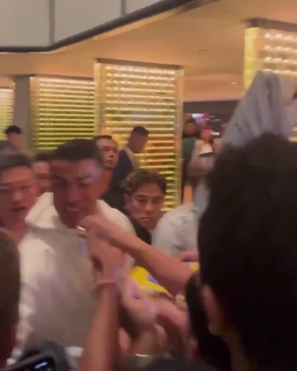 他乡遇故知！C罗在中国香港准备比赛  期间偶遇葡萄牙知名主持人