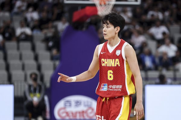 攻击  核心！杨舒予仅出战24分钟 14中10&三分9中5轰全队最高25分！