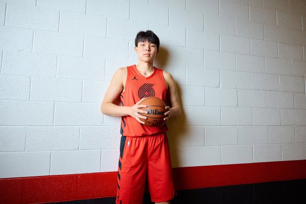 队记：杨瀚森第一年打不好也没关系 他才20岁&需要一个过程