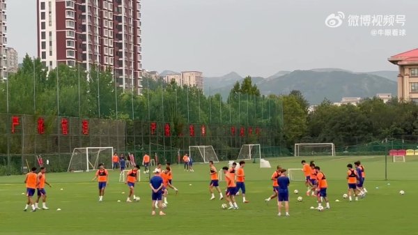 记者：泰山队赛前练习  ，王大雷并未现身