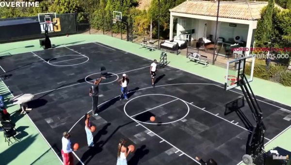 在网红直播间投三分13仅中2 詹姆斯打趣：我觉得篮球框  有点歪😂