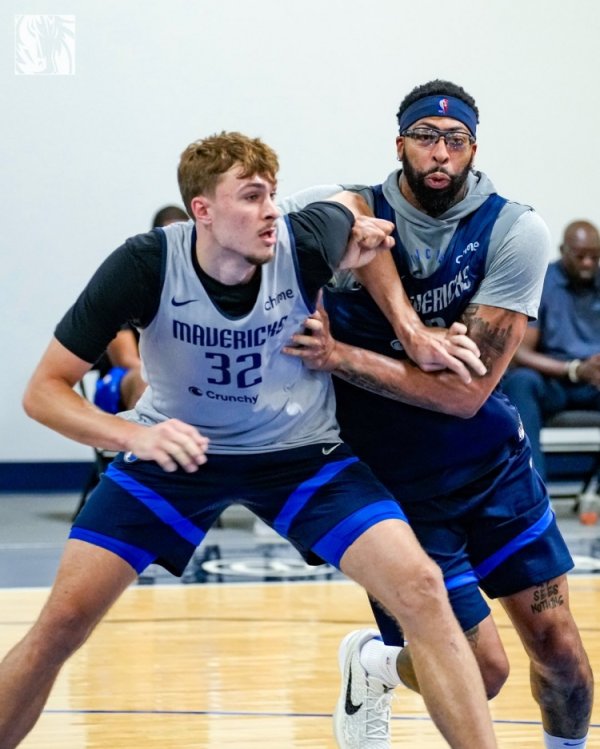 保持专注！独行侠官方晒练习  照：弗拉格和安东尼-戴维斯剧烈  卡位