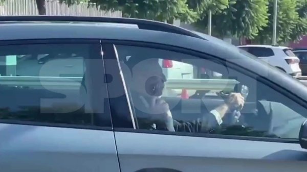 每体：巴萨主席拉波尔塔抵达甘伯体育城，将为伊尼戈送行