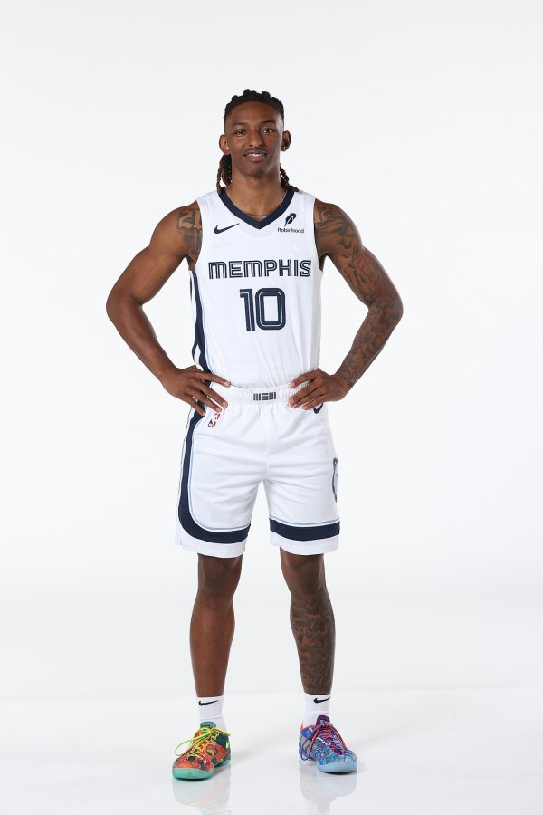 酷似莫兰特！斯莫尔半场6中2拿到5分2板1助 4错误  &正负值-26