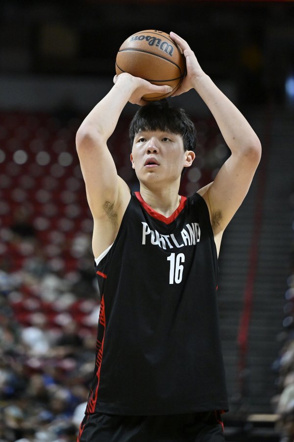 媒体人：杨瀚森对峙  竞技状态  下左手爱扒拉 因核心力量和对峙  能力不足