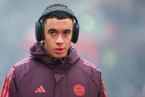 图片报：穆西亚拉正在进行反重力缓步  机练习  ，目标12月重返赛场