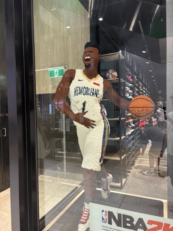 影响还在！墨尔本NBA球迷商店惊险锡安真人大小乐高模型！