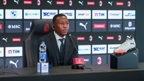 埃斯图皮尼安新援发布会：我选2号是因卡福 新赛季想拿下3个第一名