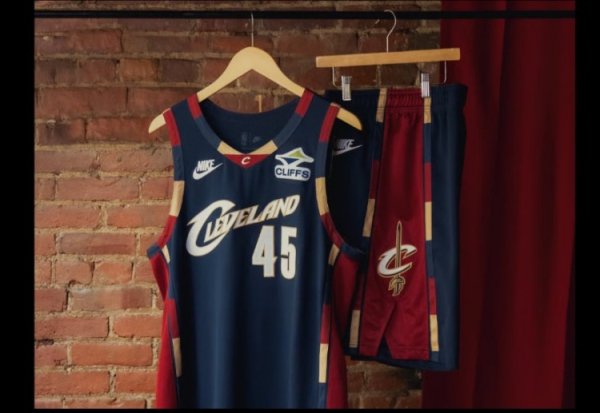 骑士经典版运动活动    服  惊艳亮相！队记：绝对完美 满分10分 这运动活动    服  非常棒