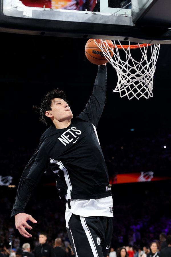 媒体人：小曾身高&技术难在NBA立足 顶级黑人锋线实在是太多了