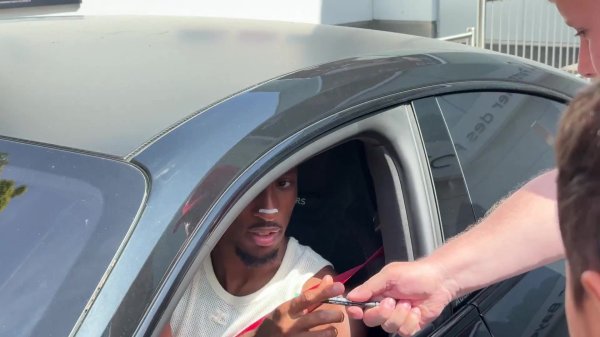 要走了！科曼驾车离开塞贝纳大街，给球迷签名&下车合影