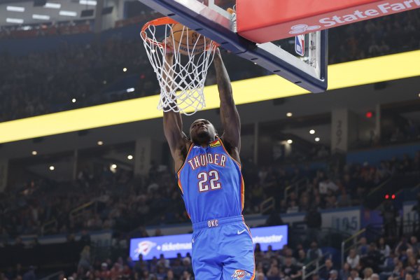 杆位表现不错！华莱士10投5中得到14分7板5助4断