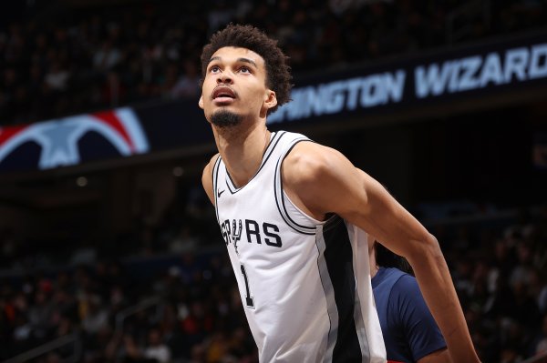 这还是人类吗？文班随心所欲肆虐篮球框   半场仅投1个三分砍21+8+1帽